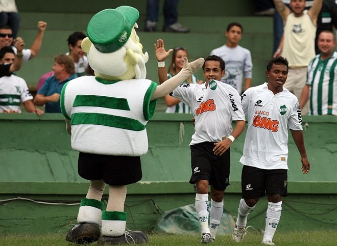 Rafinha comemora o gol com o Vô Coxa, mascote oficial do Coritiba | 