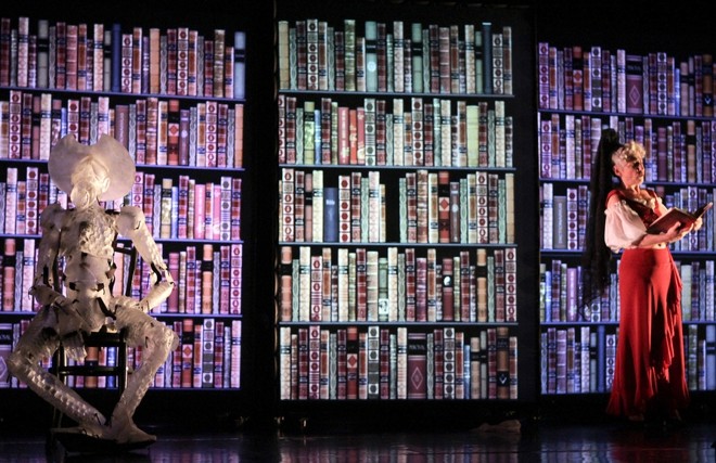 Dulcinéia conversa com o boneco de plástico que representa Dom Quixote |