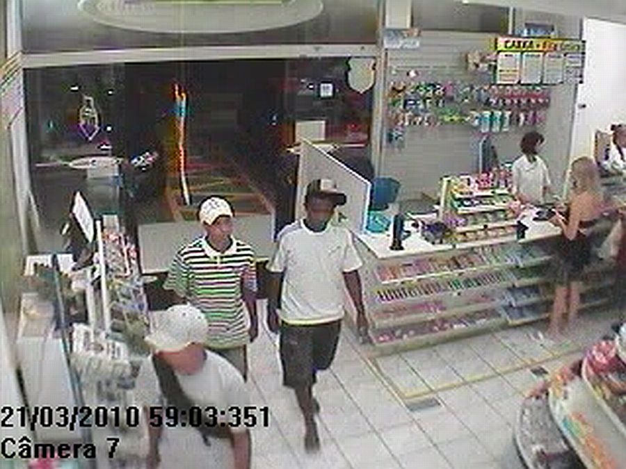 Anderson de Souza (dir) e outros dois rapazes acusados de assaltar uma farmácia no fim de semana são flagrados no momento em que entram no estabelecimento | Divulgação DFR