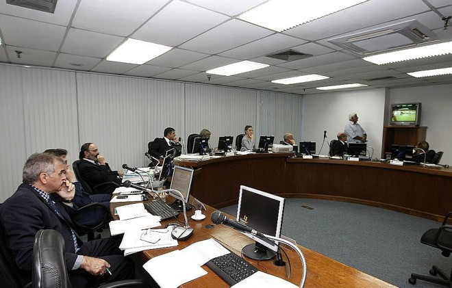 Auditores do Superior Tribunal de Justiça Desportiva acompanham imagens da invasão de campo no Couto Pereira. Corte aplicou a pior pena já dada a um clube de futebol |