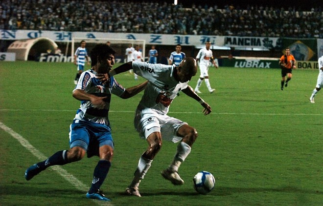 Jogo teve poucos cartões e muitas roubadas de bola | 