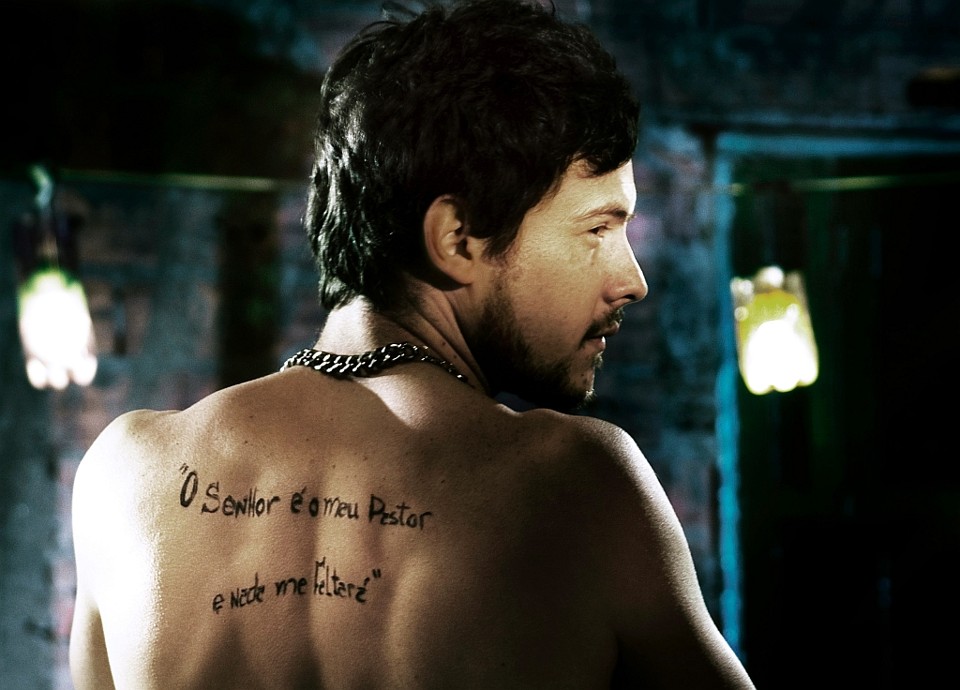 O ator Sérgio Guizé é um dos inquilinos que incomodam  o pai de família vivido por Marat Descartes no longa-metragem de Sérgio Bianchi | Fotos: Divulgação