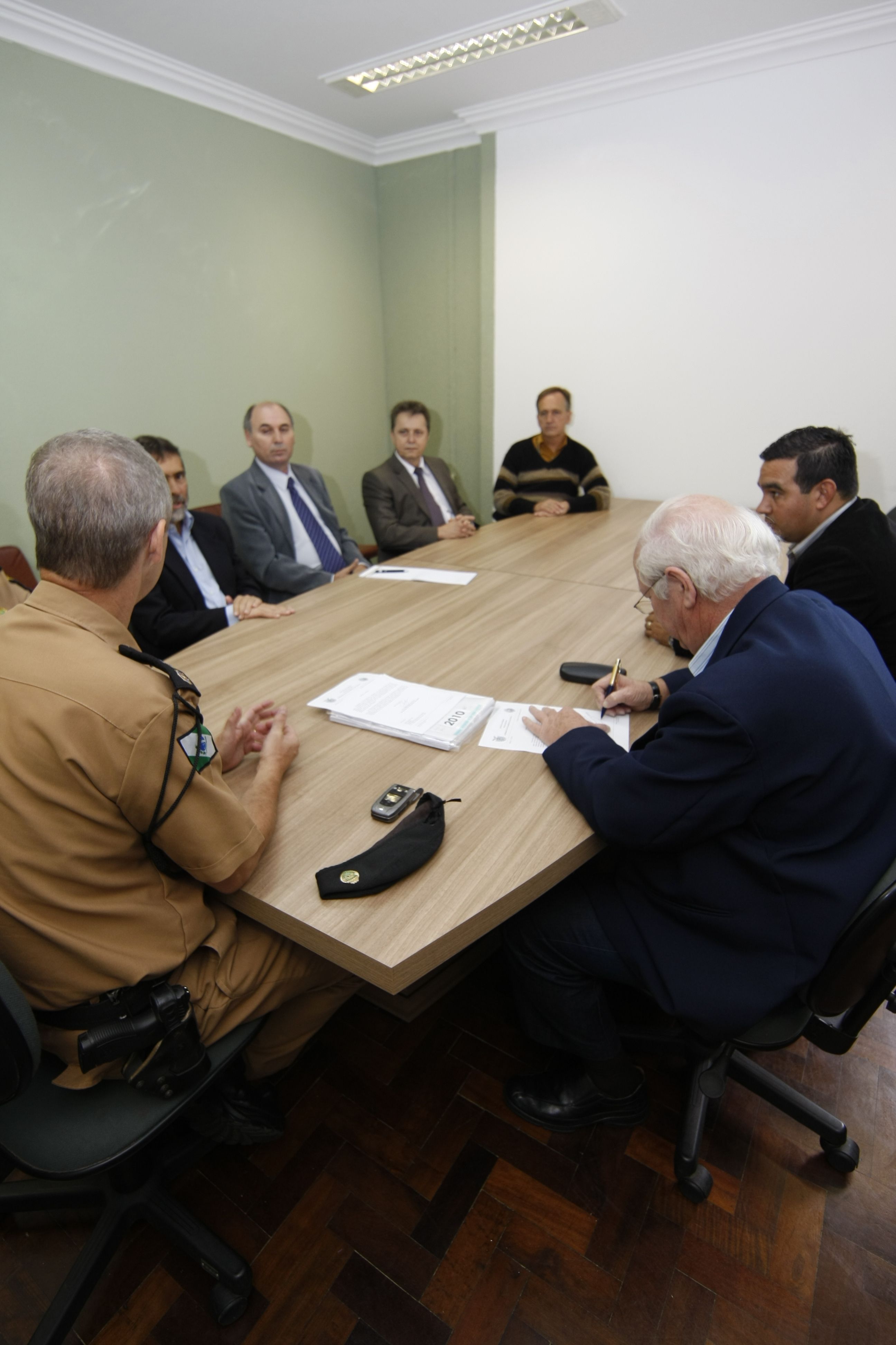 Dirigentes de clubes de Curitiba, Federação Paranaense e Polícia Militar no anúncio da resolução da Sesp que vetou camisas e materiais de organizadas nos estádios do Paraná | Aniele Nascimento / Agência de Notícias Gazeta do Povo