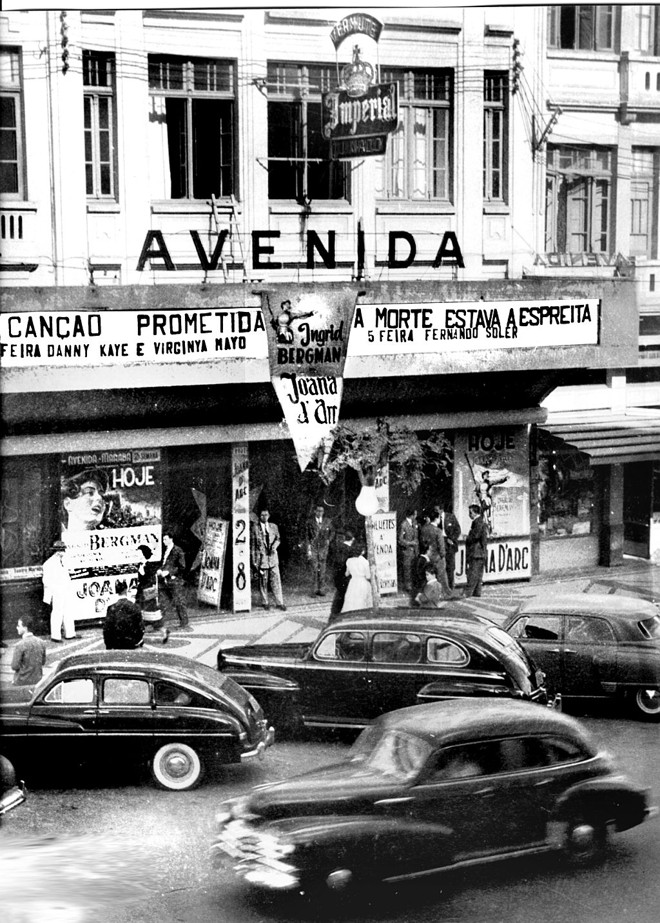 Fachada do Cine Avenida, um dos cinco cinemas que faziam parte da Cinelândia | 