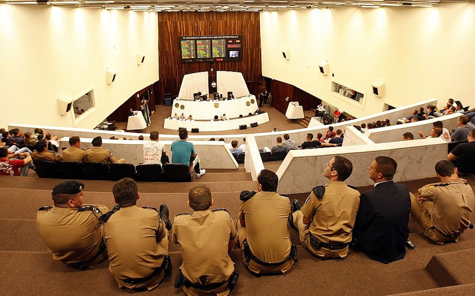 Policiais militares, que terão aumento médio de 7%, acompanham votação do projeto na Assembleia: e os milhões escondidos nos atos secretos? | Rodolfo Bührer/ Gazeta do Povo