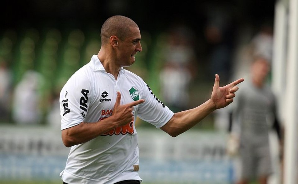 Ariel Nahuelpan faz tradicional comemoração de "matador" ao fazer o gol que deu a vitória ao Coritiba por 2 a 1 | Albari Rosa / Agência de Notícias Gazeta do Povo