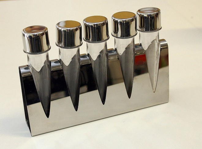 Potinhos acrílico que imitam tubos de ensaio, fixados em base de inox. Custam R$ 86,50, na Roca |