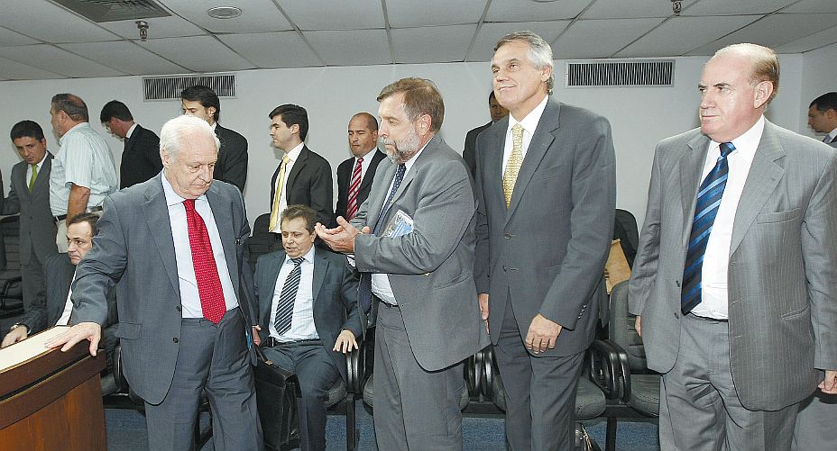 O advogado René Dotti, o senador Flávio Arns e membros da diretoria do Coritiba revelam satisfação logo após o anúncio oficial da pena | Hedeson Alves enviado especial/ Gazeta do Povo