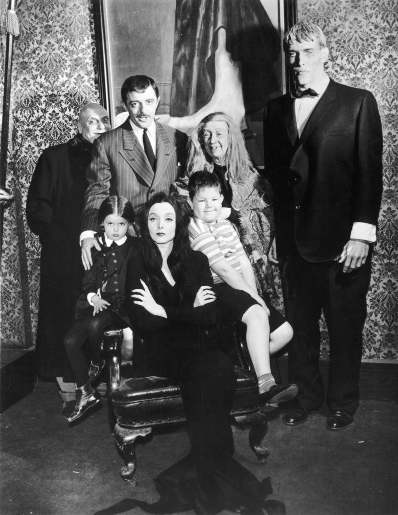 Elenco que fez parte da série de tevê A Família Addams, exibida em canal aberto no Brasil nos anos 1980 | Divulgação