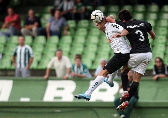 Ariel Nahuelpan, neste lance disputando lance com Neto, foi mais uma vez destaque do Coritiba | 