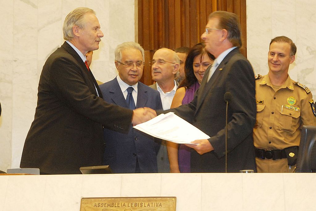 Pessuti entrega ao presidente da Assembleia, Nelson Justus, o pacote de reajustes | Roberto Dumke/SECS