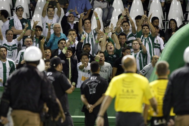 Torcedores também protestaram contra o trio, que anulou o gol de Pereira na primeira etapa |