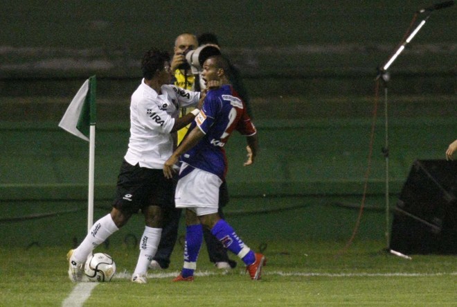 Jogo também teve momentos de tensão. Renatinho e Jefferson se estranharam nos primeiros minutos. Ambos levaram o amarelo. Pior para o paranista, que mais tarde tomou o segundo, depois o vermelho |