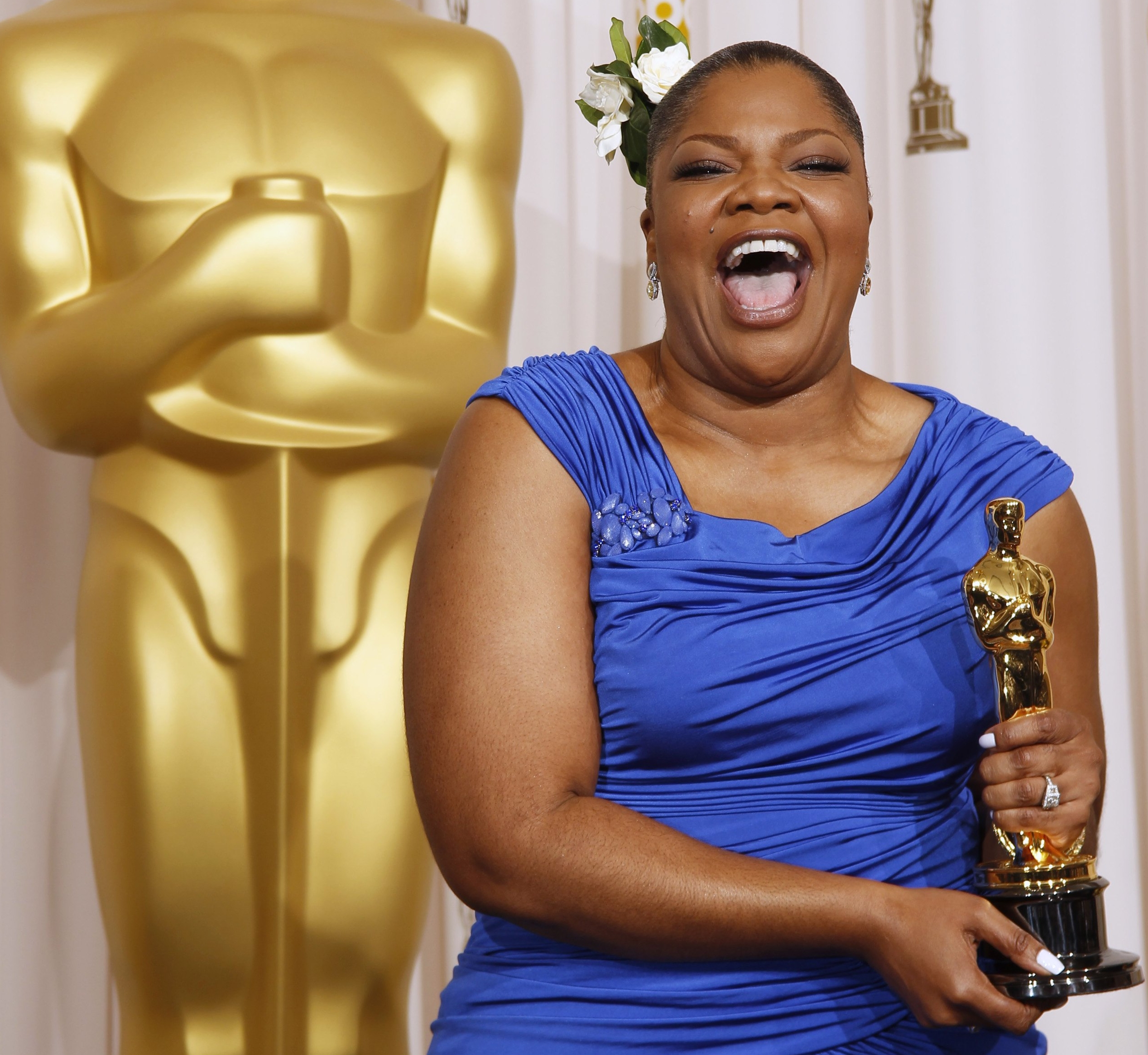 MoNique comemora Oscar de melhor atriz coadjuvante | Lucy Nicholson/Reuters