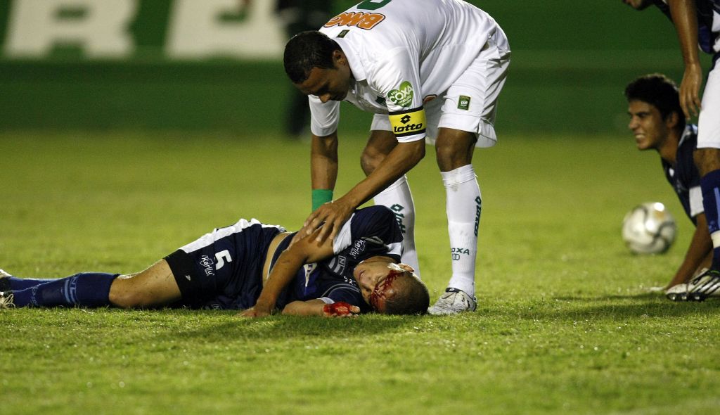 O zagueiro Bruno Matavelli, do Nacional, chocou-se com um compan heiro de time e foi levado ao pronto-socorro. Time de Rolândia nem sequer levou médico ao estádio | Hedeson Alves/ Gazeta do Povo
