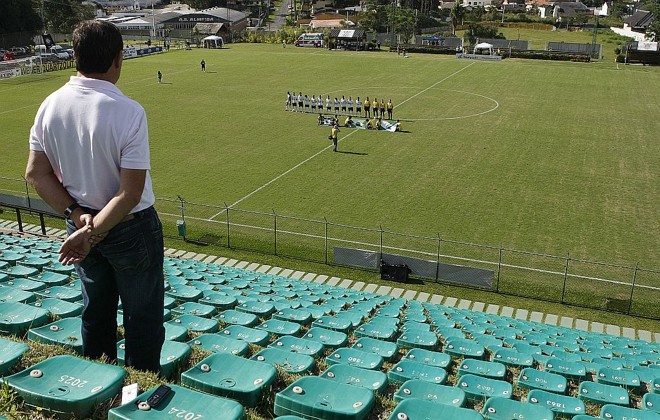 Juarez Malucelli, presidente do Corinthians-PR, acompanha da arquibancada a vitória por W.O. no Ecoestádio | 