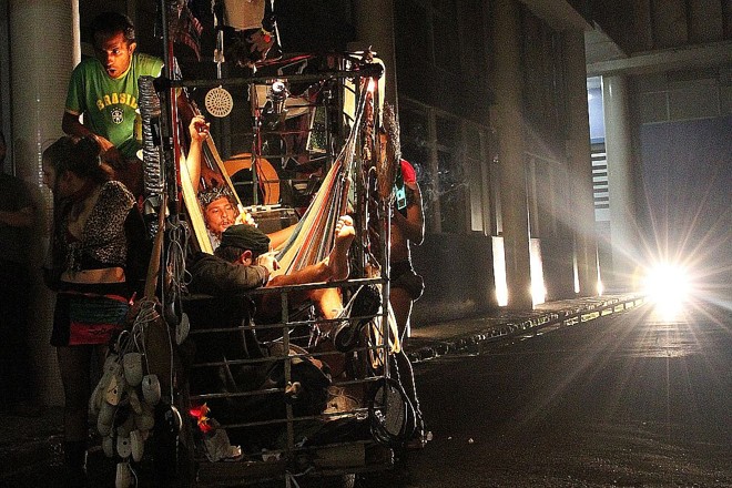 Em cena na rua: montagem expõe olhar sobre os seres invisíveis | Leco de Souza/Divulgação