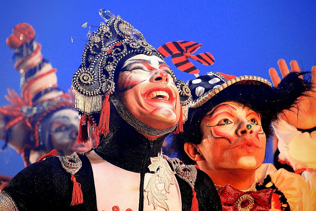 Figurino refinado veste corpos esculpidos: o trabalho corporal da trupe é dos elementos que mais chama a atenção | Gustavo Vara/Divulgação.