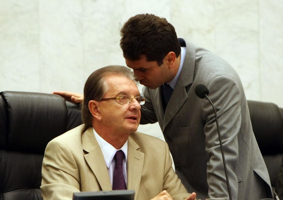 Conversa ao pé de ouvido:  o primeiro-secretário da Assembleia, Alexandre Curi, conversa com o presidente da Casa, Nelson Justus. O primeiro prometeu  cortar o salário dos envolvidos  no escândalo. O segundo anunciou que os diários  estarão on-line | Albari Rosa/ Gazeta do Povo