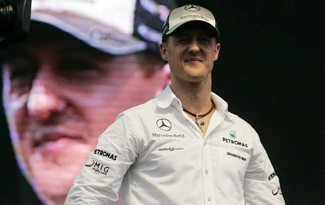 Schumacher posa para fotos durante evento promocional da Mercedes em Kuala Lumpur, local do GP da Malásia, no domingo | Bazuki Muhammad/Reuters
