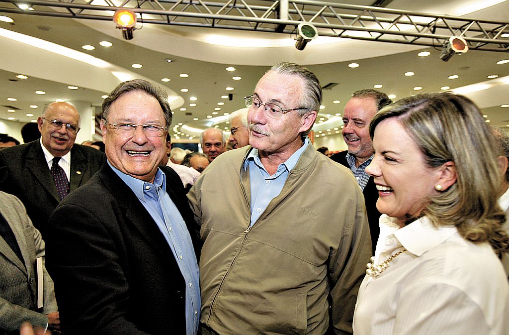 O presidente da Fiep, Rodrigo da Rocha Loures (à esq.), fez concorrida sessão de autógrafos de seu livro Sustentabilidade XXI Educar e Inovar sob uma Nova Consciência, quinta-feira na Livrarias Curitiba do ParkShopping Barigui. O vice-governador Orlando Pessuti e a ex-presidente estadual do PT, Gleisi Hoffmann, foram prestigiar o evento | Gilson Abreu