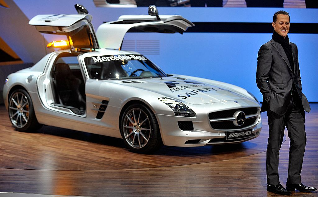 Michael Schumacher, da Mercedes, promove o novo carro de segurança da F1 | Sascha Schuermann/AFP