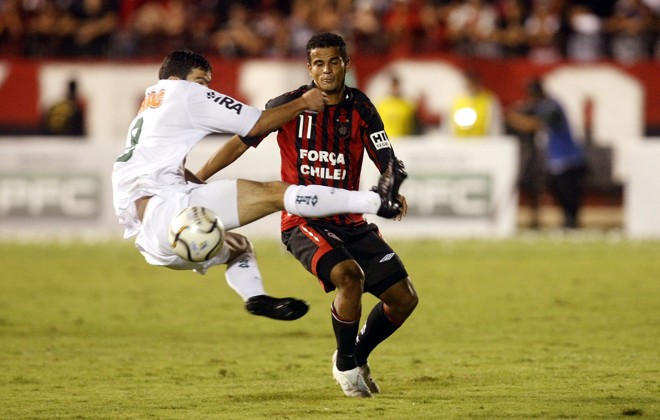 Leandro Donizete e Bruno Mineiro na disputa de bola. Marcação forte o jogo todo | 