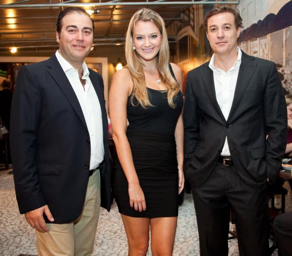 A modelo Ana Paske com os executivos portugueses Luis Moura (à esq.), da operadora Citur, e Luís Miguel Ferreira, do Hotel Quinta da Marinha Resort, em Cascais, no coquetel de apresentação de pacotes turísticos para Portugal, oferecido pela TAP, terça passada, no Bar Curityba | Naideron Jr.