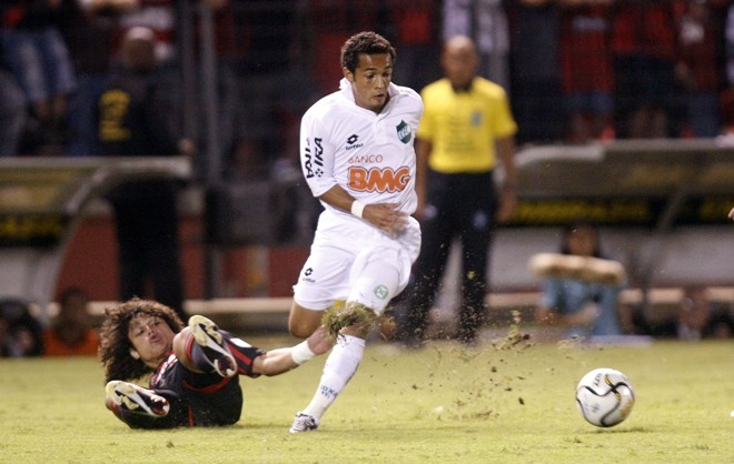 Rafinha conseguiu boa movimentação. No detalhe, Márcio Azevedo tenta o desarme | 