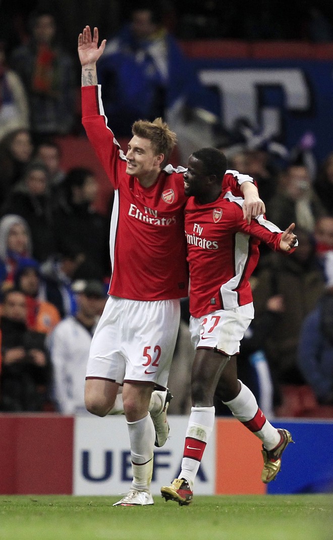 Bendtner e Eboue "cansaram" de comemorar os gols do Arsenal na goleada sobre o Porto | Eddie Keogh / Reuters