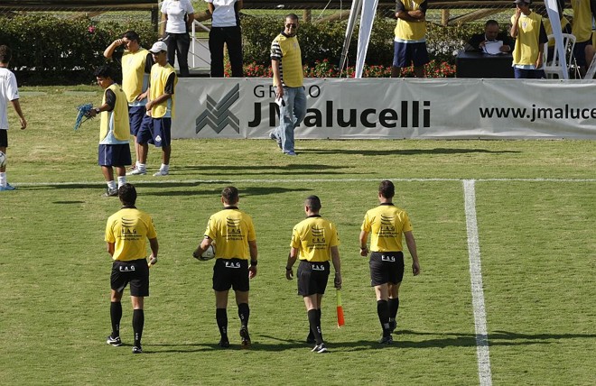 Trio de arbitragem deixa o gramado do Ecoestádio depois de confirmar o W.O. do Engenheiro Beltrão, que cumpriu a ameaça de não duelar com o Corinthians-PR na capital |