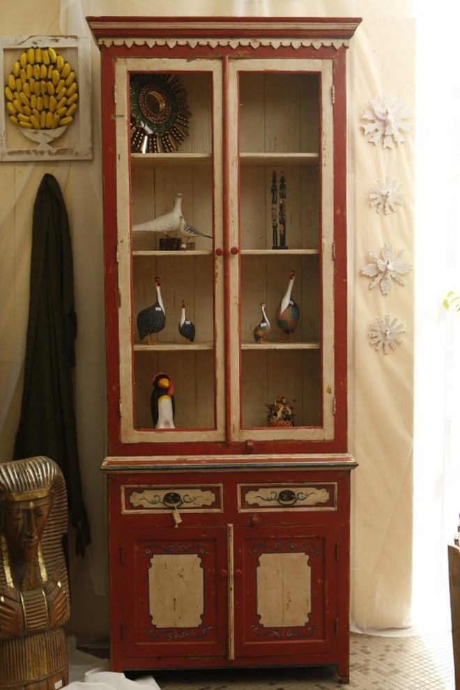 A cristaleira, produzida pela Ninho de Guacho, de Minas Gerais, custa R$ 3 mil |