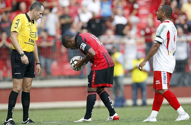 Alan Bahia ajeita a bola para cobrar o pênalti que fechou a goleada: ídolo atleticano entrou durante a partida | 