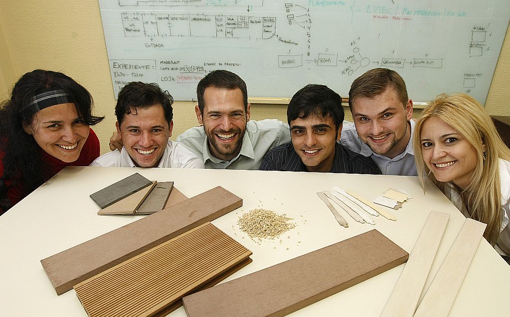 Na Madeplast, a maior parte dos colaboradores se dedica à pesquisa de um composto de madeira e plástico | Rodolfo Buhrer/ Gazeta do Povo