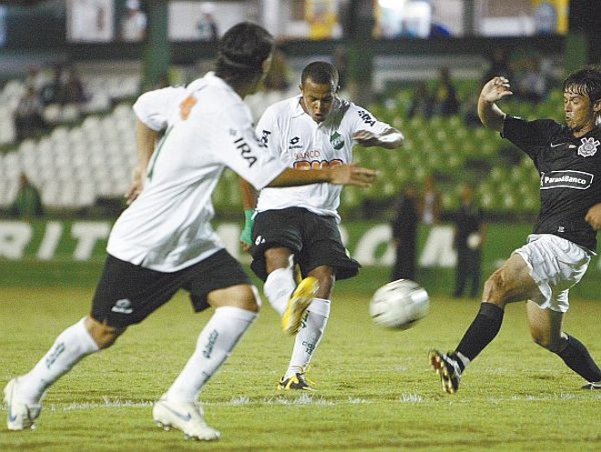 Atacante Bill tenta o chute contra a meta do goleiro Colombo: jogador teve atuação apagada, mas foi mantido em campo até o fim da partida | 