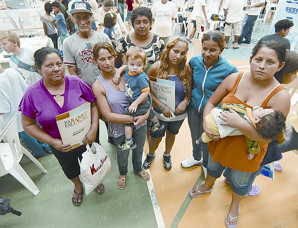 De toda a família Mendes Martins, apenas o patriarca Arlindo (de boné) tinha os documentos | Valterci Santos/ Gazeta do Povo