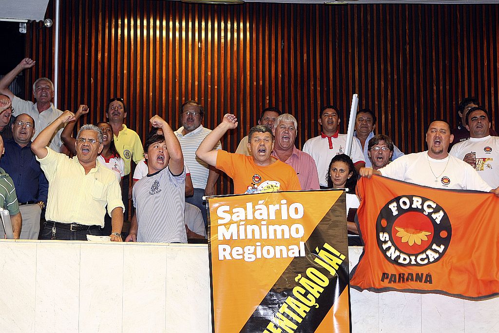 Integrantes da Força Sindical e da CUT ocuparam as galerias da Assembleia | Hedeson Alves/Gazeta do Povo