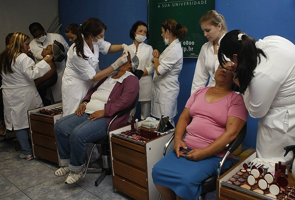 Oitenta voluntários trabalharam para melhorar a autoestima das 120 selecionadas pelo Clube de Mães em parceria com a Fiep | Aniele Nascimento/ Gazeta do Povo