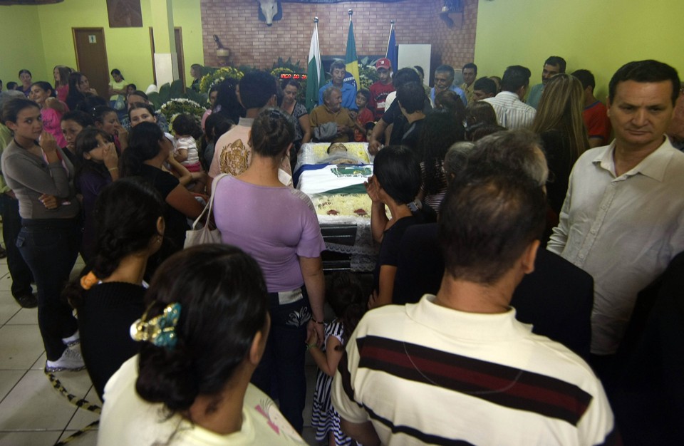 População lota recinto em Açungui, onde velório prossegue | Valterci Santos / Agência de Notícias Gazeta do Povo