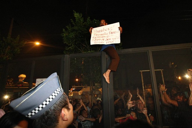 Manifestante segura cartaz em agradecimento ao promotor Francisco Cembranelli que conseguiu punir o casal Nardoni: houve queima de fogos fora do Fórum de Santana | Evelson de Freitas / Agência Estado