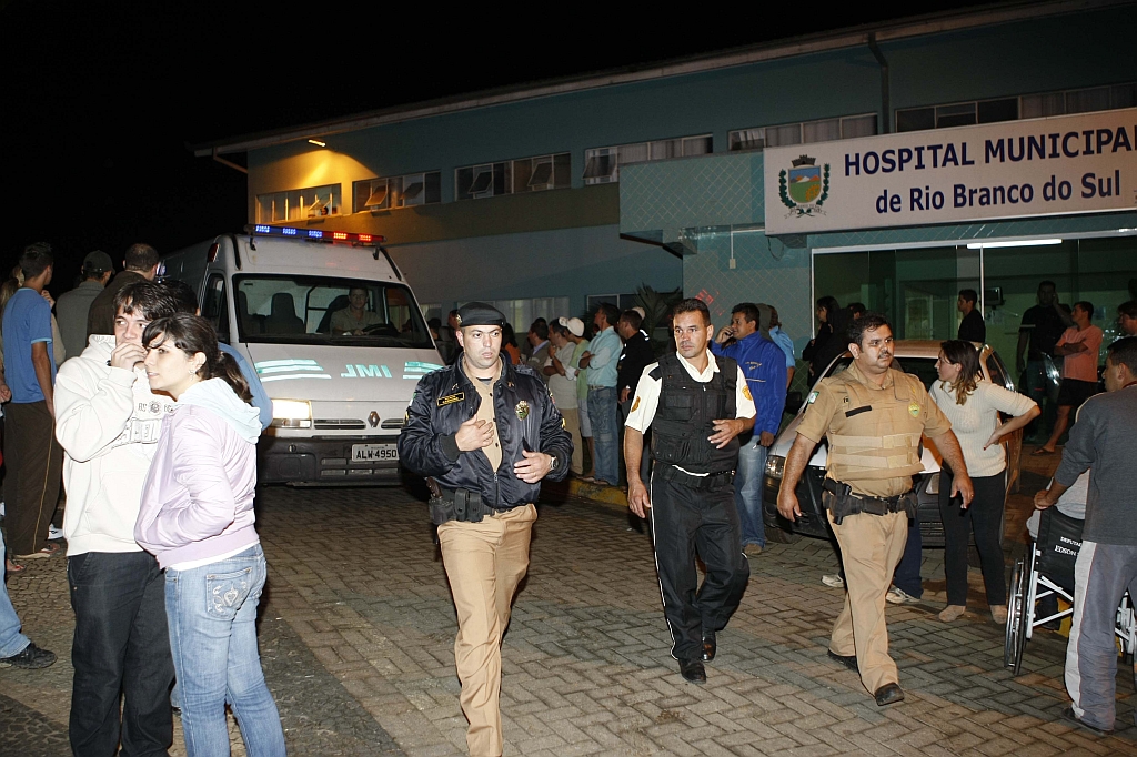 Carro do IML deixa o Hospital de Rio Branco com o corpo do prefeito | Pedro Serápio/ Gazeta do Povo