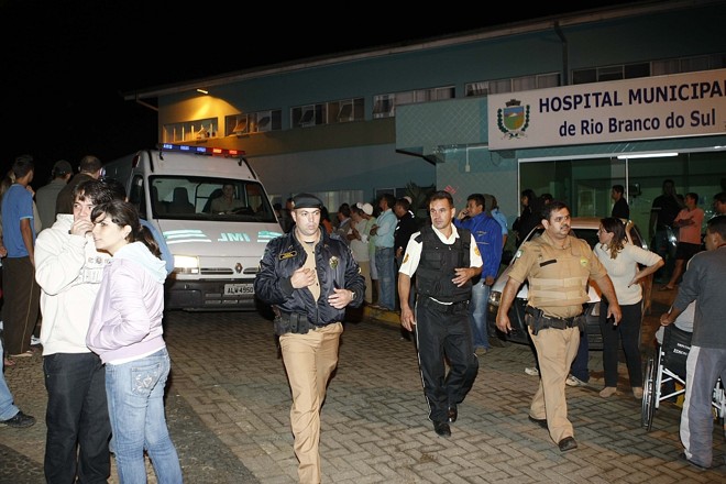 Carro do IML deixa o Hospital de Rio Branco com o corpo do prefeito |