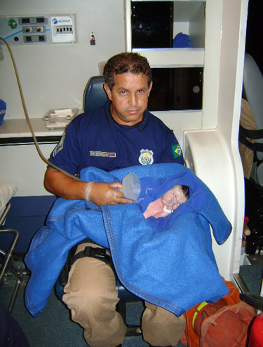 Divulgação/PRF-PR Com a ajuda de policiais, mulher deu à luz uma menina em posto da Polícia Rodoviária Federal no Paraná | Divulgação/PRF-PR