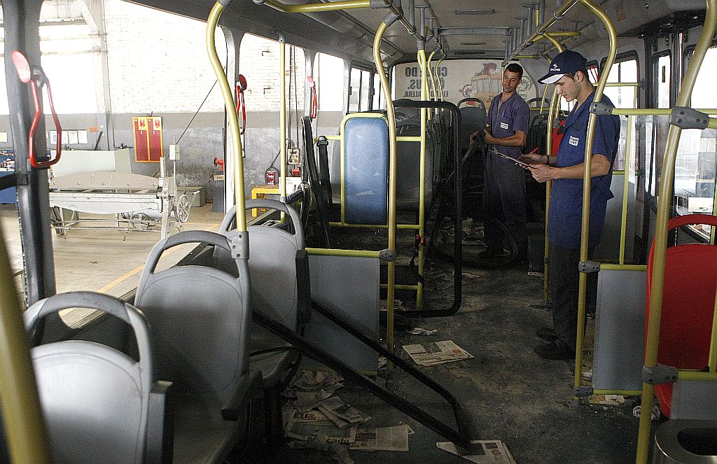 Ônibus da linha entre o Boqueirão e o Centro Cívico, da empresa Nossa Senhora do Carmo, foi alvo da guerra entre torcedores: 17 vidros quebrados | Rodolfo Bührer/ Gazeta do Povo