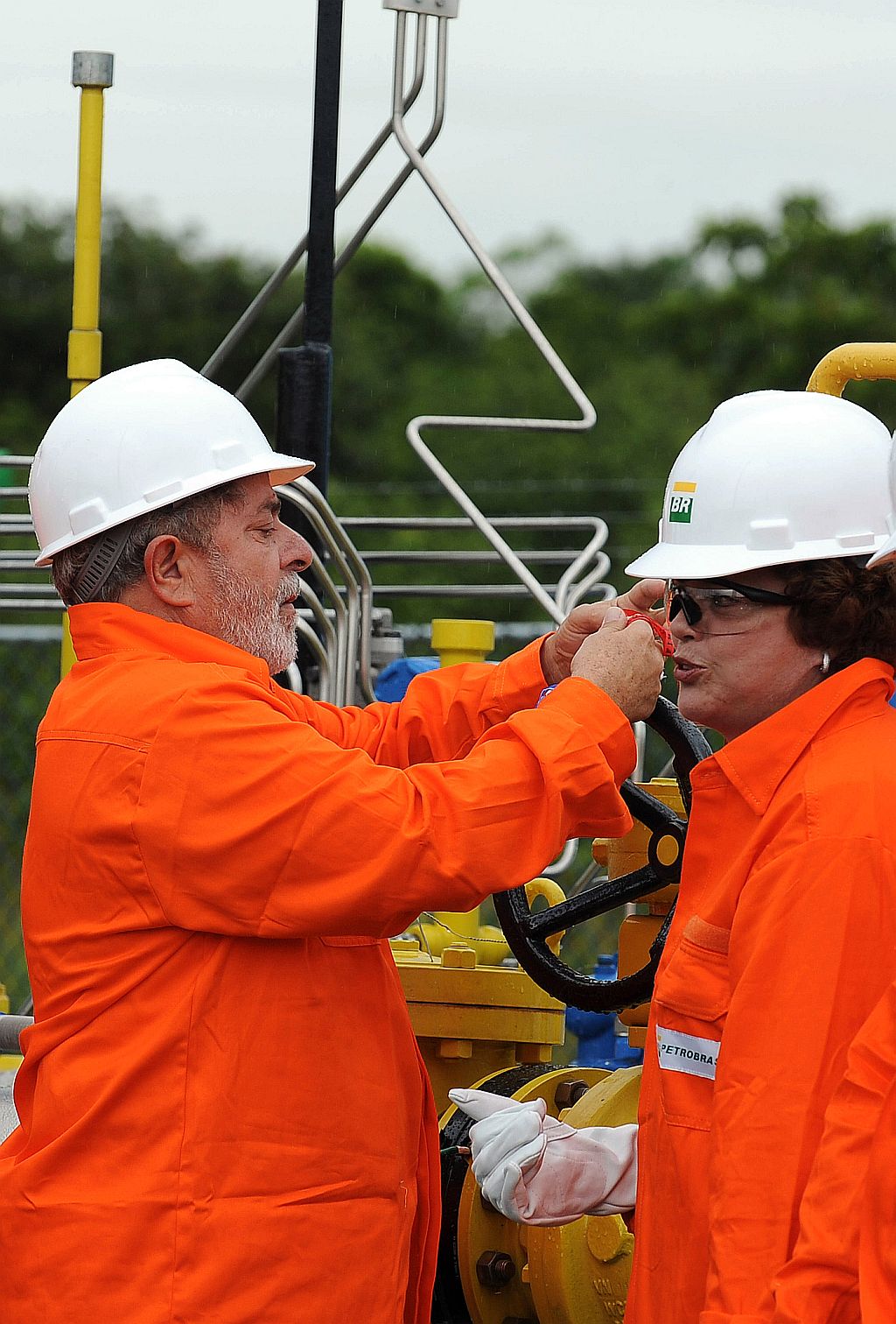 O presidente ao lado de Dilma em inauguração na Bahia: Prestação de contas | Vanderlei Almeida/AFP