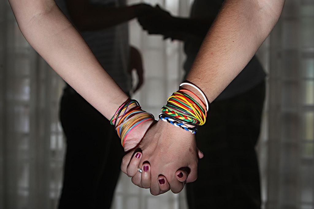 Pulseira do sexo: o adereço faz parte de uma espécie de jogo em que cada cor representa um ato afetivo ou sexual | Albari Rosa/Gazeta do Povo