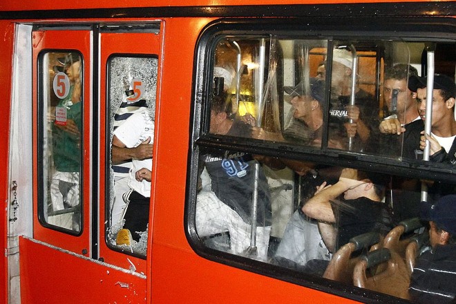 Arruaceiros quebram ônibus no Terminal do Portão |