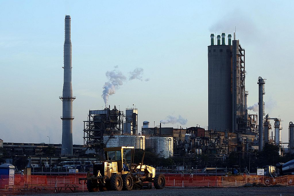 Máquinas trabalham na ampliação da Repar: inauguração terá a presença da ministra e pré-candidata Dilma Rousseff | Albari Rosa/ Gazeta do Povo