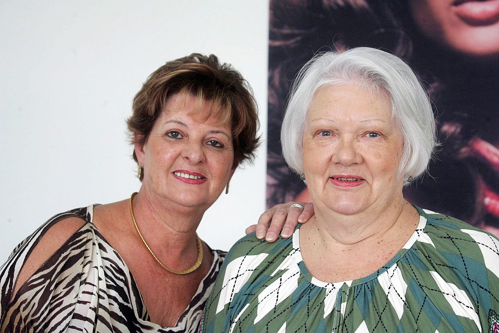 Eliete de Oliveira, 63 anos, e Ingelore Boehm, 69 anos. Uma não abre mão dos cabelos coloridos e a outra abandonou a tintura: duas soluções para a mesma questão | Daniel Castellano/Gazeta do Povo