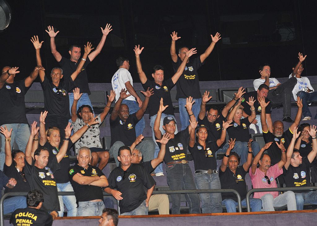 Policiais comemoraram a aprovação da proposta do piso nacional na Câmara dos Deputados | José Cruz/ABr